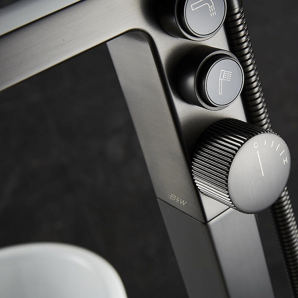 Смеситель для ванны напольный Black&White Universe 7562GC купить в интернет-магазине сантехники Sanbest