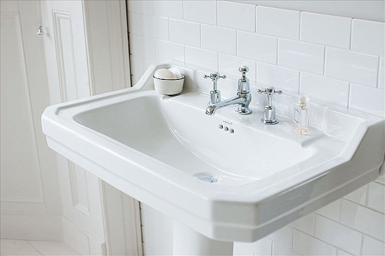 Раковина на пьедестале Burlington Edwardian 61 B5 1TH-P1 белая купить в интернет-магазине Sanbest