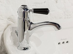 Смеситель для раковины Burlington Chelsea CH22 BLA хром/ручка черная купить в интернет-магазине сантехники Sanbest