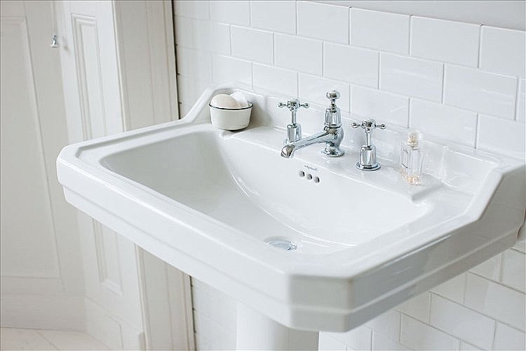 Раковина на пьедестале Burlington Edwardian 62 B5 3TH-P1 белая купить в интернет-магазине Sanbest