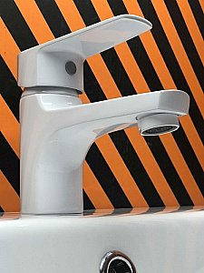 Смеситель для раковины Orange Loop M26-021w белый купить в интернет-магазине сантехники Sanbest