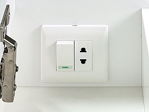 Зеркало со шкафом Misty Урал 50 Э-Ура-04050-021Л белый в ванную от интернет-магазине сантехники Sanbest