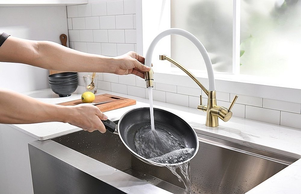 Смеситель для кухни Paulmark Sigen Si213111-BrW Бронза, Белый купить в интернет-магазине сантехники Sanbest